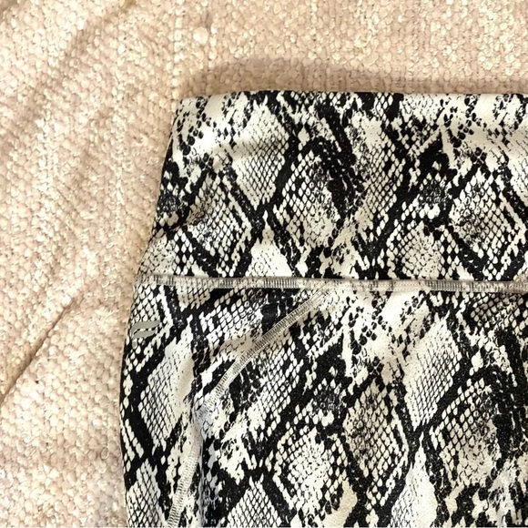 Fabletics Define PowerHold High-Waisted 7/8 Legging Neutral Reptilia Snakeskin - Picture 4 of 4